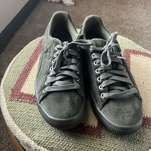 Olivia Green “Clyde” Puma Size 7 (men) 9 ( women)